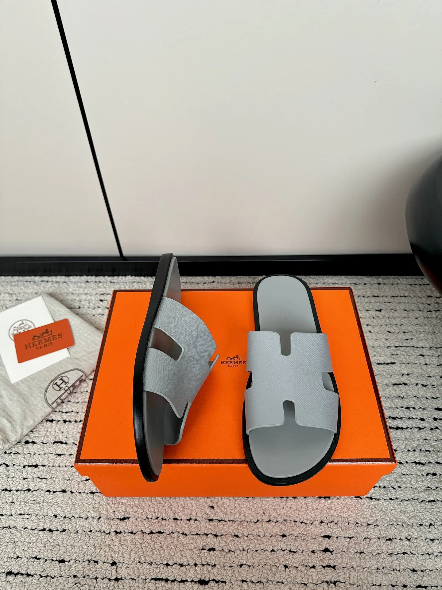 👟👟Ex-factory price 600👟👟 Couple model Hermes Hermès lzmir series Couple model Old uncle shoes Retro Second uncle slippers H slippers Sandals Original purchase and development Made goods Calfskin and suede goatskin sandals, classic "H" shaped upper This shoe is the finishing touch in your wardrobe, fully demonstrating the classic Hermes style. Beautiful packaging at the delivery counter🛍📦 ▪️ Fabric: Original custom imported first-layer cowhide ▪️ Foot pads: Imported cowhide lining ▪️ Sole: Original Italian genuine leather outsole ▪️ Sole thickness: 1CM ▪️ Size: 35-44 (women’s size 40, men’s size 38.45, customized)